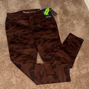 NWT Natural Reflections Camouflage orange crop skinny Pants